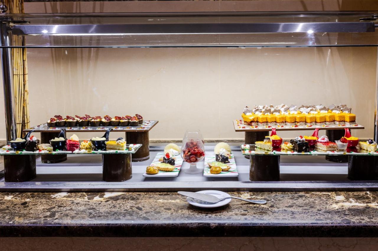 Grand Palace - Couples Only 18 Years Plus (Adults Only) Hurghada Exterior foto A dessert buffet