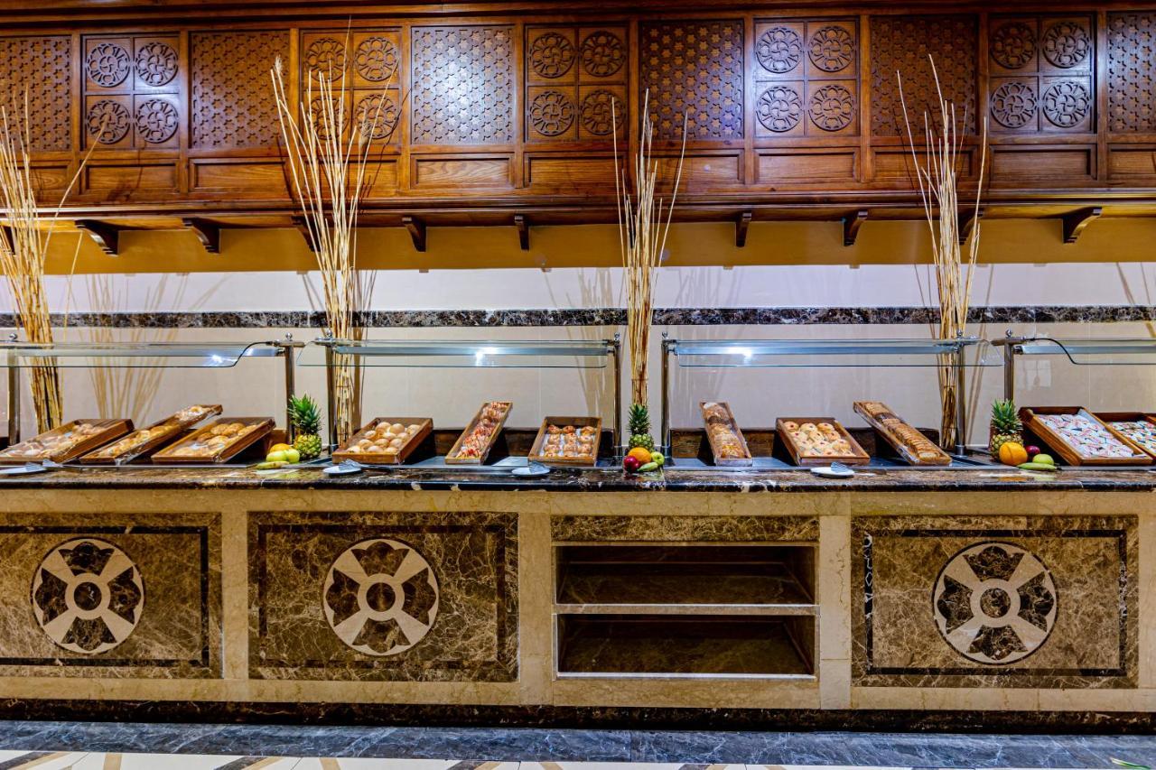 Grand Palace - Couples Only 18 Years Plus (Adults Only) Hurghada Exterior foto A buffet at a hotel