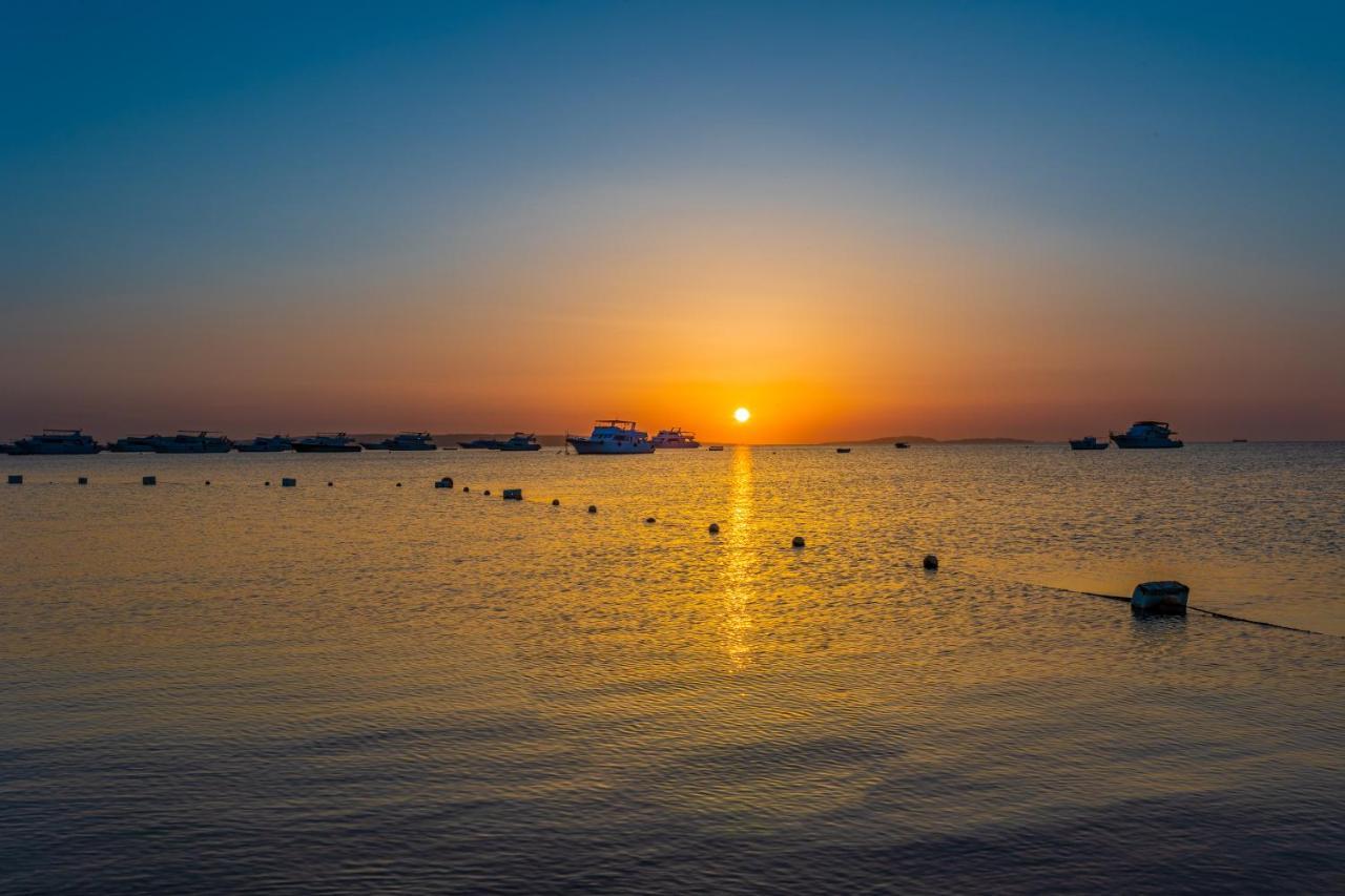 Grand Palace - Couples Only 18 Years Plus (Adults Only) Hurghada Exterior foto Sunset at the Gulf of Aqaba